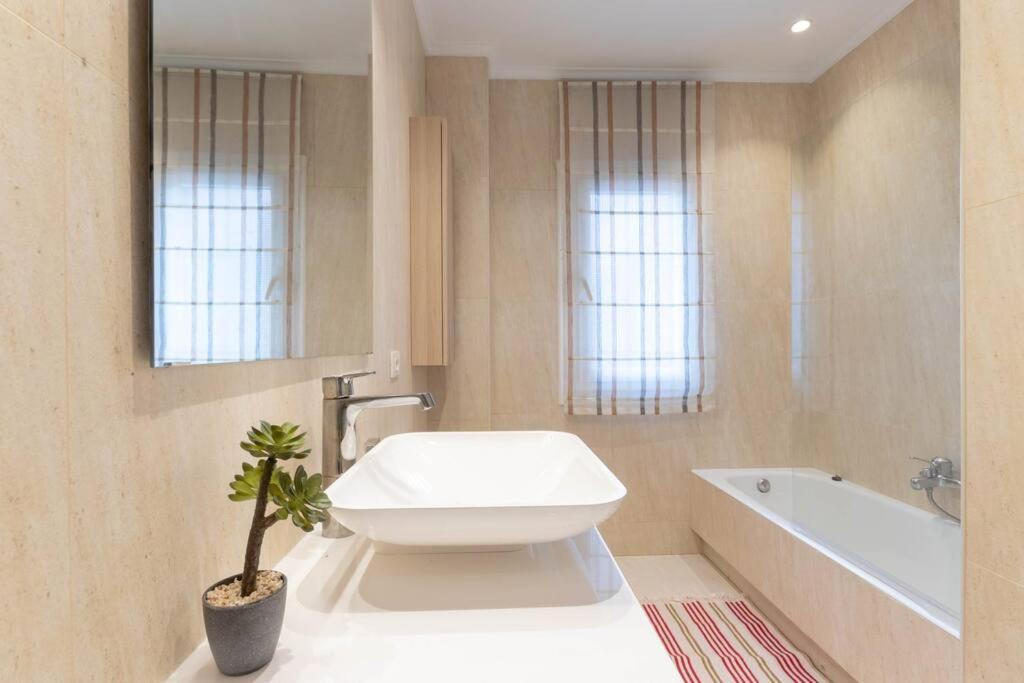 Apartamento Luxury Centro Bilbao Garaje Eksteriør billede